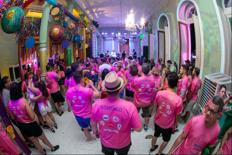 #CarnavaldePernambuco - Têm Camarotes Exclusivos  -  E se destaca por oferecer aos foliões opções de camarotes que combinam mega estrutura e shows de artistas nacionais. Dois dos mais prestigiados são o Camarote Olinda e o Camarote Marco Zero, ambos prometendo uma experiência única para os amantes da folia. Imperdível!!! - (Divulgação)