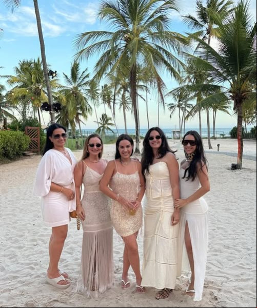  #Migas- Um click das queridas @carla_caroline_rosado, @olivianogueira, Mariana Paulo, Myrthes Negrão e Savana Macêdo em casamento, que aconteceu no domingo na Praia do Forte, na Bahia. Chics!!! - (Arquivo Pessoal)