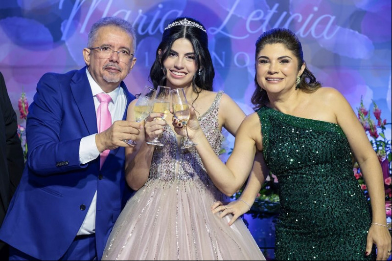 #Family - Parabéns para Maria Letícia Fontenele Carneiro!!! Que completou 15 anos e celebrou a data com linda festa com os familiares e amigos em um buffet badalado. A jovem é a filha dos jornalistas Álvaro Luís Carneiro & Renée Marie. Fotos @benoniascardosofotografia. Chics!!! - (Benonias Cardoso)