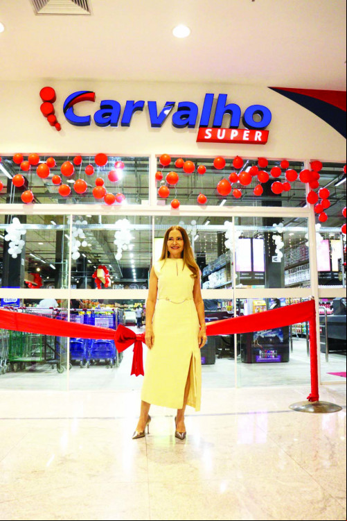 Empresária Van Fernandes inaugurou nesta sexta-feira (22), a tão aguardada rede de supermercados, o Carvalho Super no Shopping Rio Poty. O evento festivo contou com a presença de autoridades locais, fornecedores, amigos e clientes do Grupo Vanguarda.  - (Arquivo Pessoal)