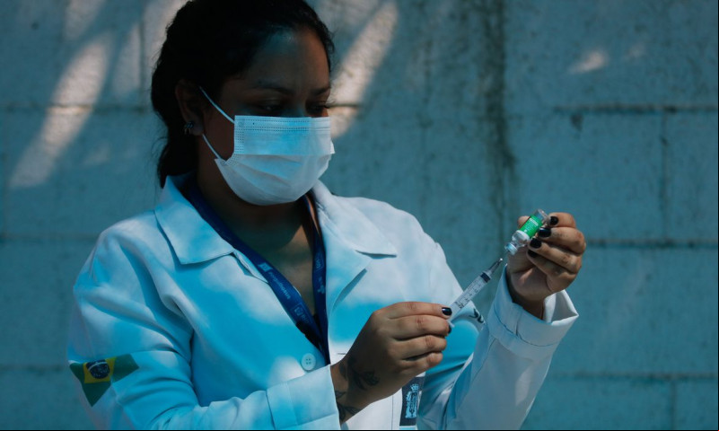 Enfermeira preparando a aplicação de uma dose de vacina - (Tânia Rego/Agência Brasil)