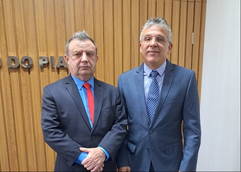 #Mérito - Um click do presidente Hilo de Almeida Sousa, na entrega do Colar do Mérito Judiciário no TJ/PI., com o advogado Nelson Nery Costa. Chics!!! - (Magal Santos)