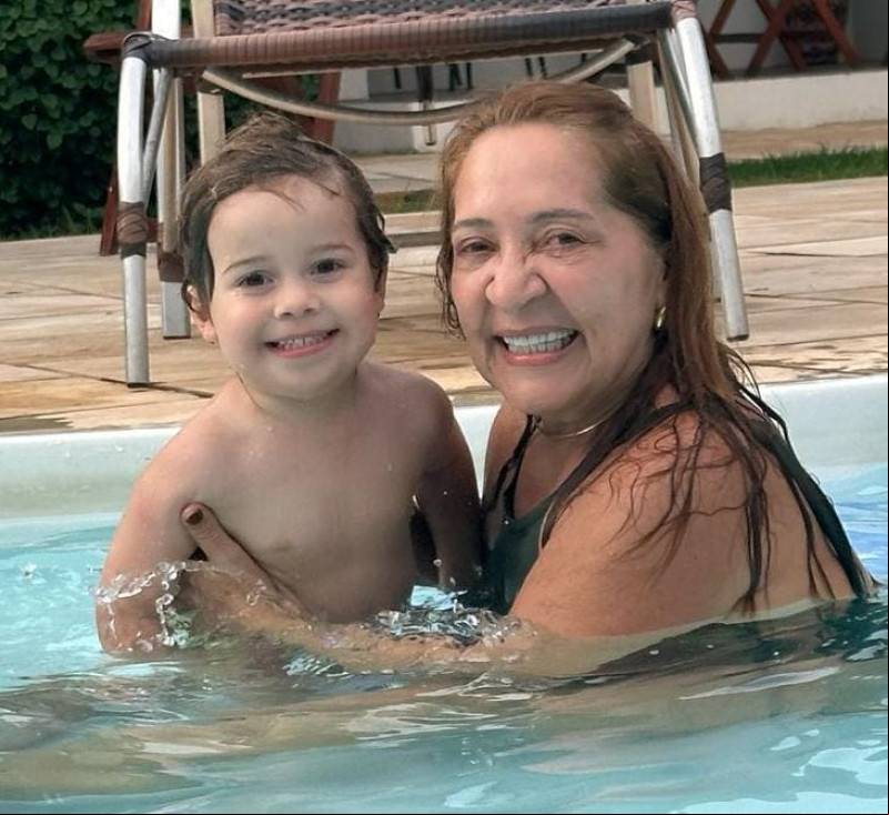 #Carnaval - Um click da querida Valda Lima com o seu neto Lorenzo aproveitando as praias e o Carnaval em Barra Grande / Piauí. Chics!!! - (Arquivo Pessoal)