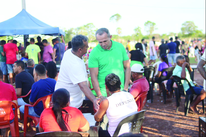 Wilson Capote , vem se consolidando um forte nome para a Assembléia Legislativa do Piauí na eleição de 2026. No registro cumprimenta populares presentes na localidade São José em José de Freitas, no sábado (25) durante Campeonato de Futebol. - (Arquivo Pessoal)