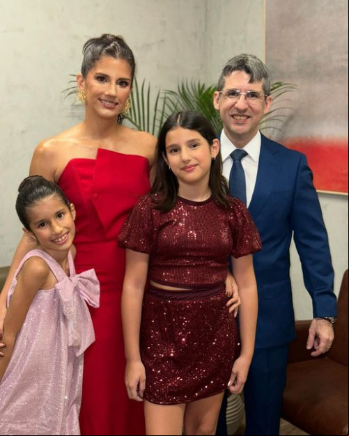 #Family - Um click de Aline Costa & do advogado Vicente Resende Júnior com as filhas Gabriela e Maria Helena - em noite de 8/11, de inauguração de escritório. Chics!!! - (Divulgação)