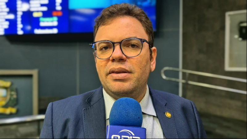 Vereador Aluísio Sampaio durante entrevista - (Tarcio Cruz/ O DIA)