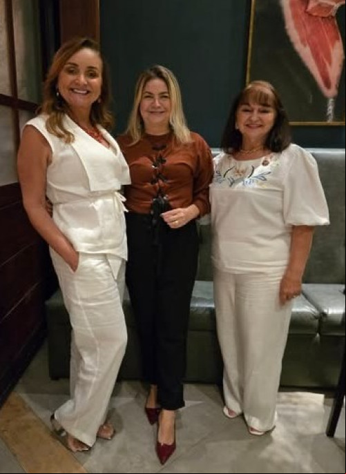 #MissadePáscoadoClube - Click com as sócias Gilvana Rodrigues Gayoso Freitas e Zuíta Vasconcelos do Lótus Clube de Teresina, em noite de Missa de Páscoa do Clube. Chics!!!                                                             - (Luciêne Sampaio)