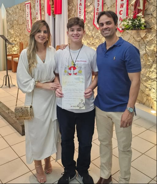 #Crisma - #Mensagem - "Meu filho, como foi linda a cerimônia da sua Crisma! O Espírito Santo estava presente em cada detalhe, e eu tenho certeza de que Ele continuará te acompanhando daqui pra frente. Que o Senhor ilumine sua vida e suas escolhas, que Ele jamais te desampare! Te amo!" Denise Geroncio está em Paróquia Nossa Senhora de Fátima. Chics!!! - (Arquivo Pessoal)