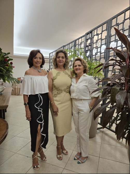  #NataldoClube - Grazie pelo convite da querida Conceição Araújo para a Confraternização do Granf Clube, no dia 4/12, com as sócias Júlia Ramalho, Conceição Araújo e Lourdita Brandão, que foram as anfitriãs do evento com as sócias do Clube e convidados. Chics!!! - (Luciêne Sampaio)