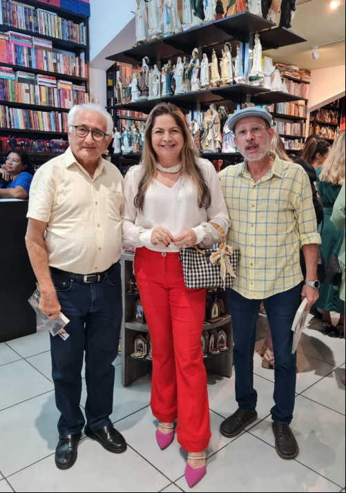 #Livro - Um click com o advogado, jornalista, escritor e Diretor Geral do Instituto de Águas do Piauí – IAEPI - Magno Pires e do professor, produtor cultural, memorialista, pesquisador e escritor - Wilson Seraine da Silva Filho, no lançamento do livro do amigo Nelson Nery Costa. Chics!!! - (Luciêne Sampaio )