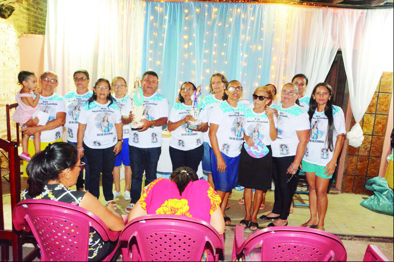 Dia 08 de dezembro, foi rezado o Terço em Louvor a Nossa Senhora da Conceição (Mãe de Jesus Cristo e Nossa Mãe)na minha residência em União. Na foto, Euzinho, professora Jesus Cardoso(minha mãe)e turma de senhoras do Terço de N.S.da Conceição. - (Divulgação)