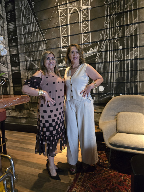 #Duo - Parabéns para a querida Parabéns para a querida Regina Célia Bezerra (2/4)!!! Que ganhou festa surpresa das filhas e amigas em restaurante badalado. Parabéns para a querida Arlener Mesquita (1º/4)!!! A comemoração foi em sua belíssima residência com o tema Festa do Pijama. Chics!!! - (Luciêne Sampaio)
