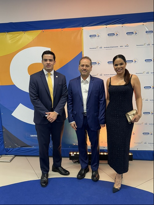 Click do presidente em exercício do Sistema Fecomércio Sesc Senac no Piauí - Denis Cavalcante e os empresários João Claudino Fernandes Júnior & Hanna Claudino na Abertura da Semana S