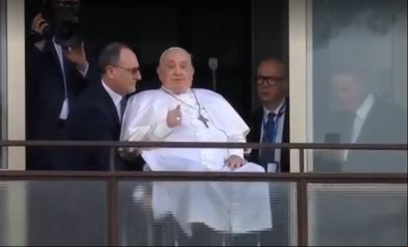 Papa Francisco faz primeira aparição pública e acena para fiéis após 40 dias internado - (Reprodução)