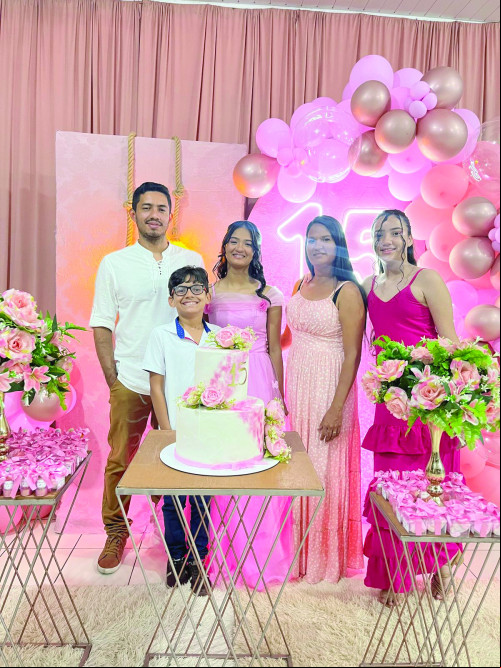 A linda Júlia Samantha, sábado ( dia 08)ganhou missa em ação de graças por conta dos seus 15 anos de vida , na capela do Patronato Maria Narciso na cidade de União celebrada pelo Pe. Deodato (seu padrinho). Na foto ladeada pelos seus pais: Jean Marques Santos e Joice Fernanda Piaulino e pelo seus irmãos: Jonas Miguel e Jolie Cecília. - (Arquivo Pessoal)