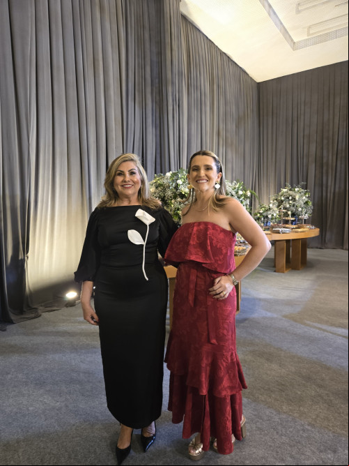 #Mãe&Filha- Um click das queridas Regina Célia Bezerra com a filha Milena Tarja em casamento badalo. Chics!!! - (Luciêne Sampaio)