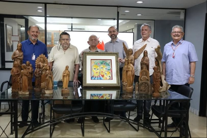 #Doação - Um click do empresário e publicitário Silvio Leite, que fez a Doação de 57 Esculturas de Arte Santeira e uma tela exclusiva do artista plástico Nonato Oliveira para um Leilão Beneficente nacional. O dinheiro arrecadado será destinado ao tratamento de crianças com câncer atendidas pelo Hospital São Marcos. A iniciativa intitulada “Um Lance pela Vida” reúne peças assinadas por grandes mestres da arte santeira piauiense, como Mestre Araújo, Expedito, Raimundo José, Humberto e Xexéu, além de obras da Cooperativa Mestre Dezinho. A curadoria é assinada pela artista plástica, Gina Castelo Branco, que também participa ativamente do processo de avaliação das obras. Chics!!! - (Arquivo Pessoal)