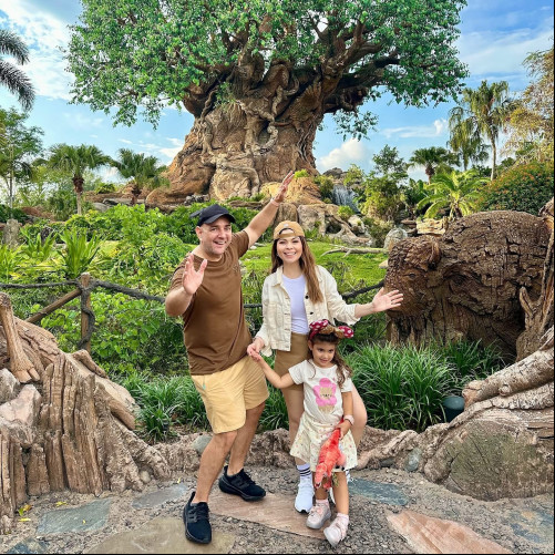 #Family - Um click dos queridos Dário Paulo Castro & Larissa Neiva curtindo momentos inesquecíveis na Disney com a filha Ana vestida de princesa. Chics!!! - (Arquivo Pessoal)