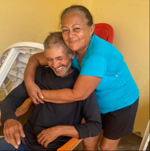 Juvenal ao lado da esposa após ser encontrado - (Reprodução)