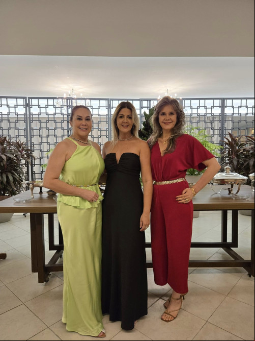: #NataldoClube - Grazie pelo convite da querida Conceição Araújo para a Confraternização do Granf Clube, no dia 4/12, com as sócias Júlia Ramalho, Conceição Araújo e Lourdita Brandão, que foram as anfitriãs do evento com as sócias do Clube e convidados. Chics!!! - (Luciêne Sampaio)