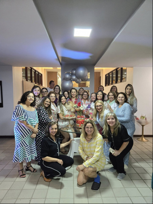  #Family - Parabéns para a querida empresária Arlene Mesquita (1º/4)!!! Ganhou comemoração com o tema - Festa do Pijama - e reuniu familiares e amigos em sua belíssima residência. Chics!!! - (Luciêne Sampaio)