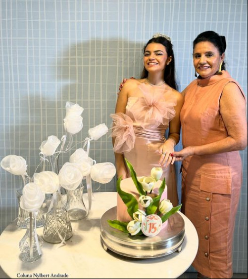  Parabéns para Marcelle Dias, que hoje (18) comemora seus 15 Anos!!! Um click com a avó Nazareth Dias!!! - (Divulgação)