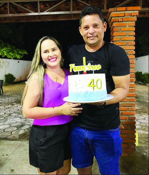 Francisco Ferreira Filho (assessor parlamentar da Câmara de União) no último dia 20 de março, reuni amigos para comemorar seus 40 anos de vida. Na foto sua esposa Edilene Monte. - (Arquivo Pessoal)