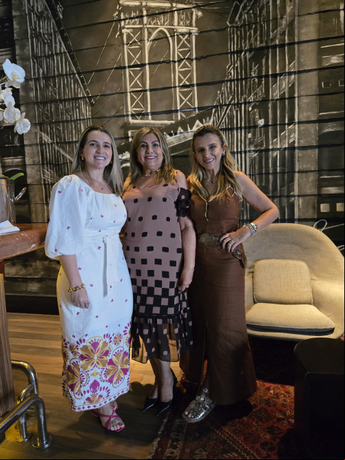 #Mãe&Filhas - Um click das queridas Regina Célia Bezerra com as filhas Milena Tarja e Paula Moreira. Chics!!! - (Luciêne Sampaio)