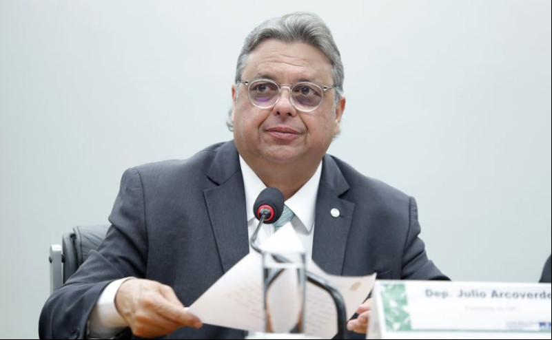 Comissão aprova criação de delegacias especializadas para torcedores