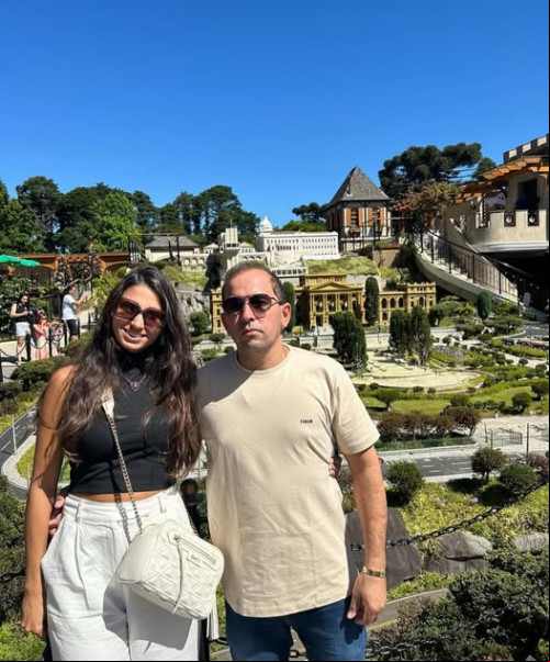 Parabéns para o empresário oeirense Joaquim Isaías!!! Comemora a data com a sua esposa, a empresária Mariah Tapety. Chics!!! - (Arquivo Pessoal)