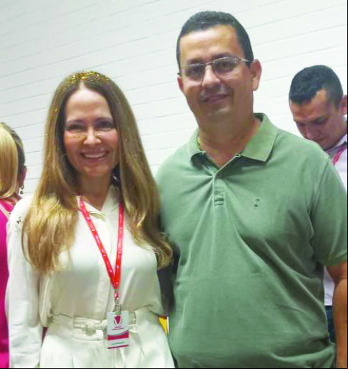 Um clik! Na Rainha dos Supermercados, Van Fernandes e o empresário José Wilson Barros (da Distribuidora Frios & Ovos)durante a reinauguração do Carvalho Super da Joaquim Nelson. - (Divulgação)