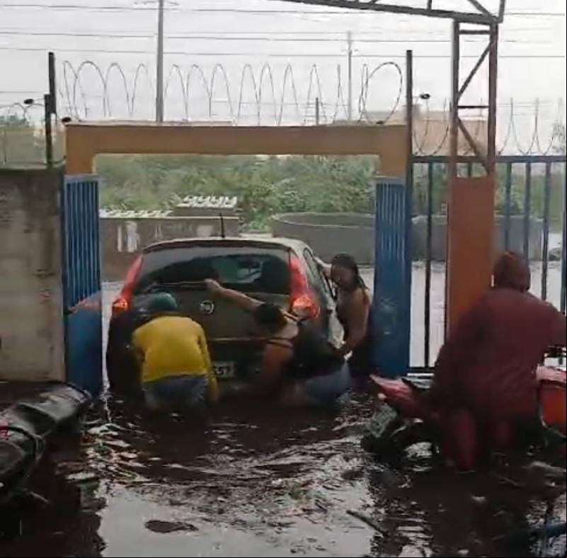 Após forte chuva, água invade escola e deixa professores e alunos ilhados no Dirceu II