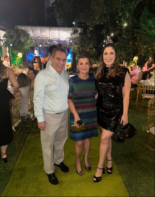 #Family - Resende Júnior &Helena Resende e Luenna Resende em noite de comemoração dos 50 anos de casados de Cid Resende & Altair Veras Resende. Chics!!! - (Arquivo Pessoal)
