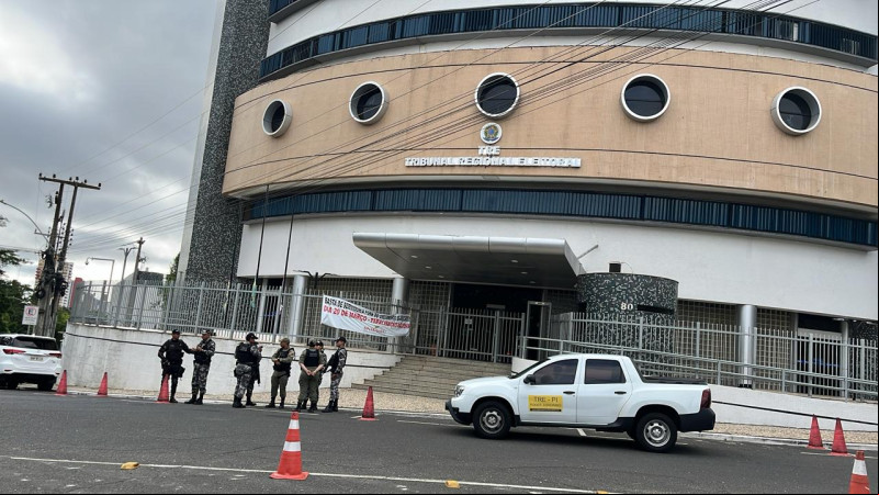 Tatiana Medeiros a hoje (4) por audiência de custódia na sede do TRE-PI - (Victor Costa/O Dia)