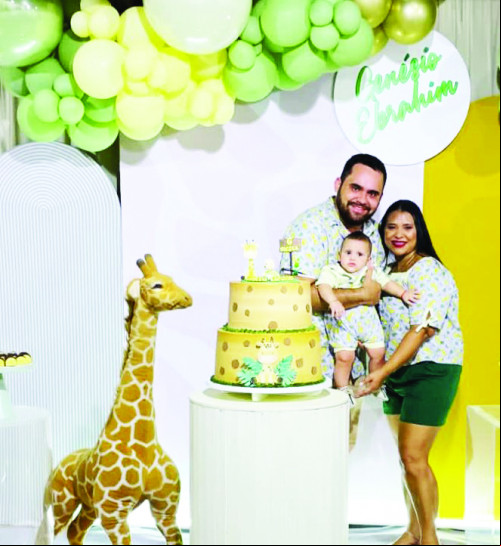 Uma linda festa realizada no sábado  ado, em União, marcou os 6 meses de vida do pequeno Genésio Ebrahim. Na foto Genésio está com os pais: Fausto Neto (contabilista)e Antônia (professora)que organizaram tudo com amor e carinho. - (Arquivo Pessoal)
