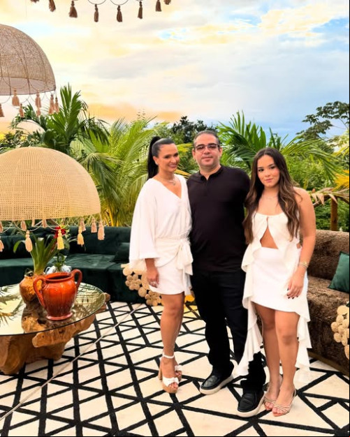 #Decorador - Um click do engenheiro Gustavo Macêdo e a empresária Carla Caroline Rosado com a filha Eloá em evento organizado pela @casarosadothe para comemorar o Dia do Decorador. Chics!!! - (Arquivo Pessoal)