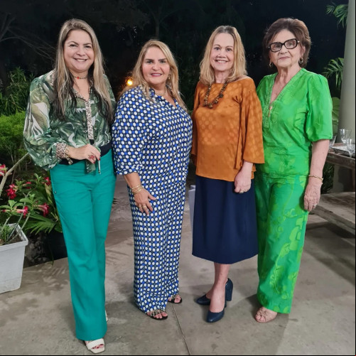 Hoje (30) as queridas sócias do Clube do Chá reuniram-se em grande estilo para degustarem um Café Colonial. Chics!!! - (Lucêne Sampaio)