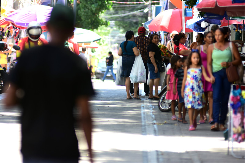Comércio aposta em promoções para atrair o consumidor nas compras de Natal em Teresina