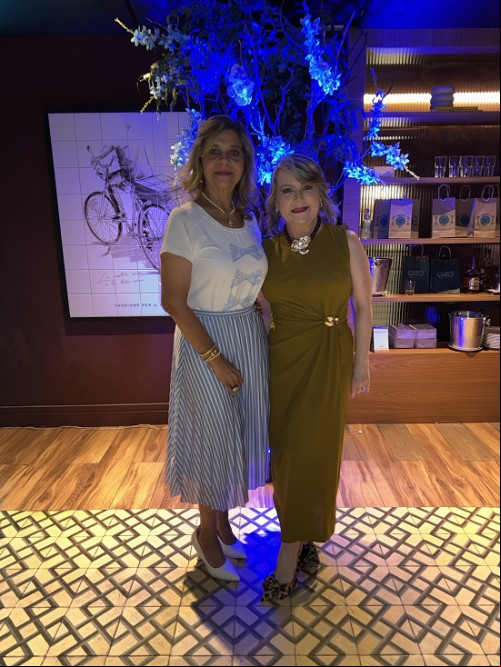 #Elo’s Clube - Um click das queridas Vera Santos a anfitriã da reunião do Elo’s Clube na noite de 28/5 - com Liana Portela em restaurante badalado. Chics!!! - (Luciêne Sampaio)
