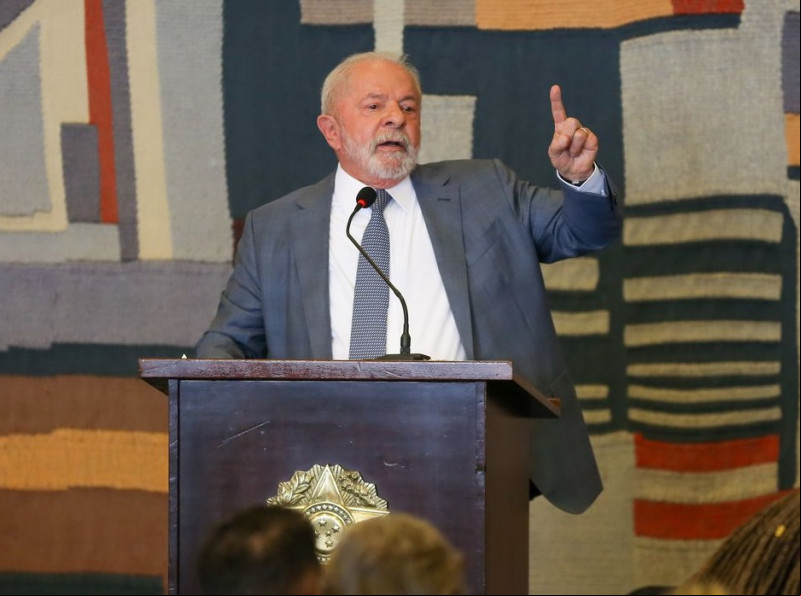 Lula exalta fim da emergência de Covid-19 e dispara: “vidas poderiam ter sido salvas”