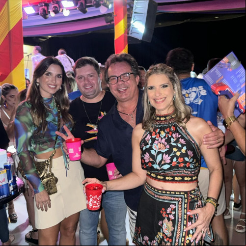 #BailedoParadisco - Um click dos queridos Cristina Napoleão, Frederico Mendes de Carvalho Filho, Lourival Grangeiro & Sara Bessa Grangeiro, assistindo o show da Mart’nália, no Baile da Paradisco. Chics!!! - (Divulgação)