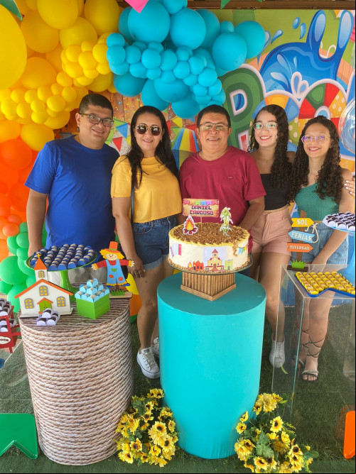 Engenheiro de produção Márcio Irene e a esposa, Naira Figueredo e as filhas: Ana Beatriz e Isabele. - (Daniel Cardoso)