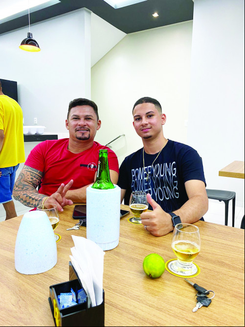 O jovem Rebert Marques (à direita) na sexta-feira completou seus 18 anos de vida, e festejou ao lado pai Nissim Marques (à esquerda) e amigos. - (Arquivo Pessoal)