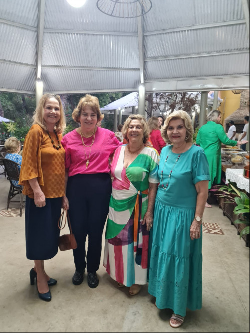 Hoje (30) as queridas sócias do Clube do Chá reuniram-se em grande estilo para degustarem um Café Colonial. Chics!!! - (Lucêne Sampaio)