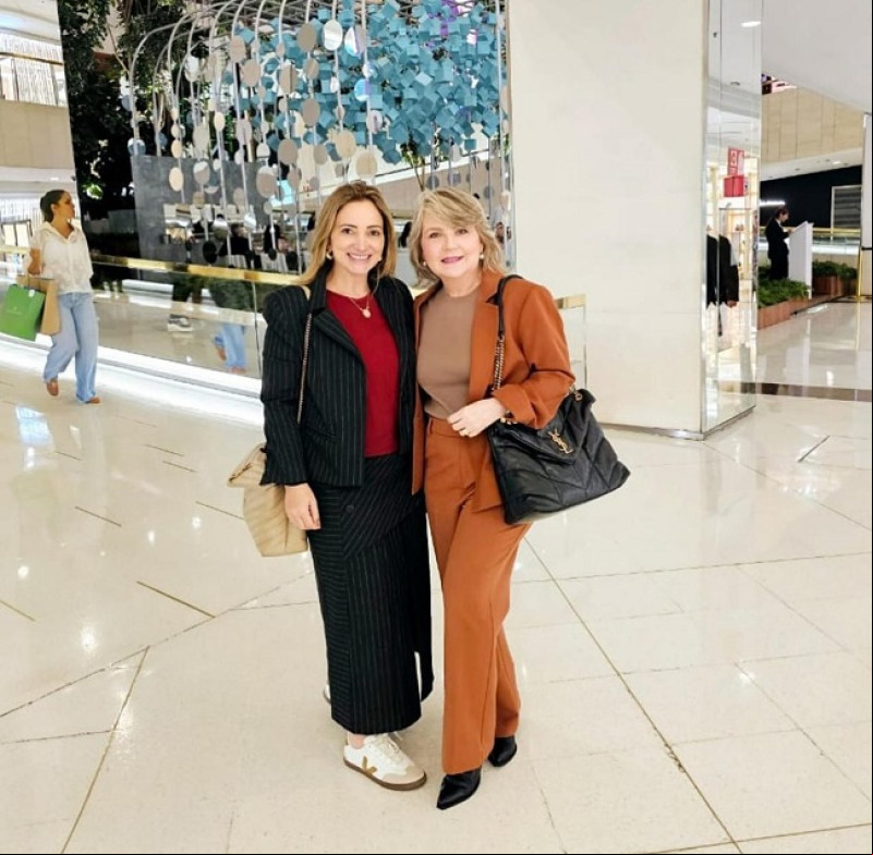 ##Sampa - Um click das queridas Olivia Nogueira e Liana Portela curtindo compras no Shopping em São Paulo. Chics!!! - (Arquivo Pessoal)