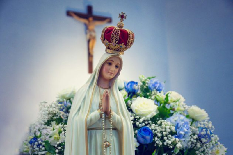 Roupas brancas e azuis: promessas e agradecimentos que marcam o mês de maio
