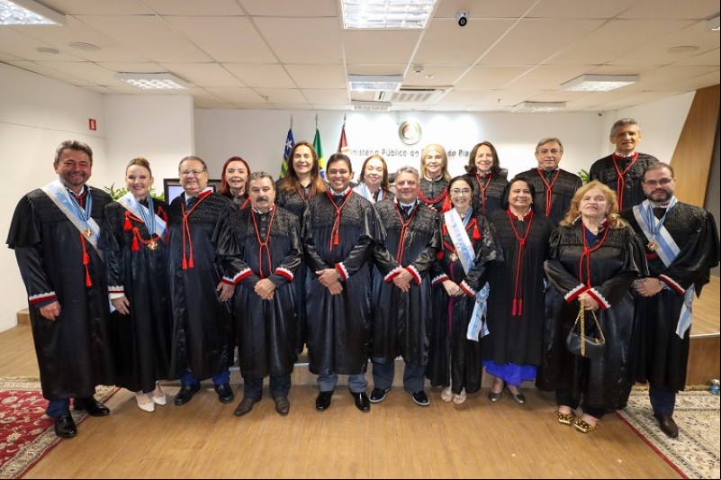 #Posse - Um click do Colégio de Procuradores de Justiça e do Conselho Superior do Ministério Público do Estado do Piauí na sessão solene conjunta para empossar os novos procuradores de Justiça do MPPI, bem como promotores de Justiça. Chics!!! - (MP/PI)