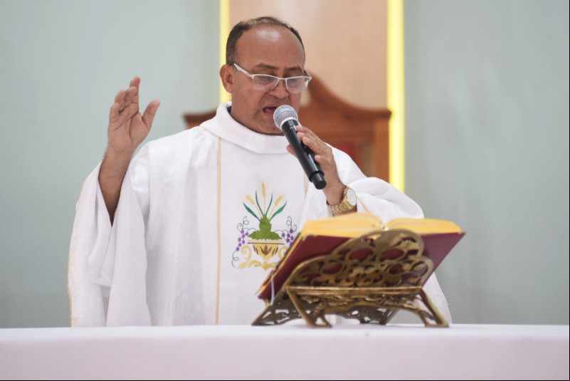 Padre Paulo Fernandes explica importância do evento - (Jailson Soares/ODIA)