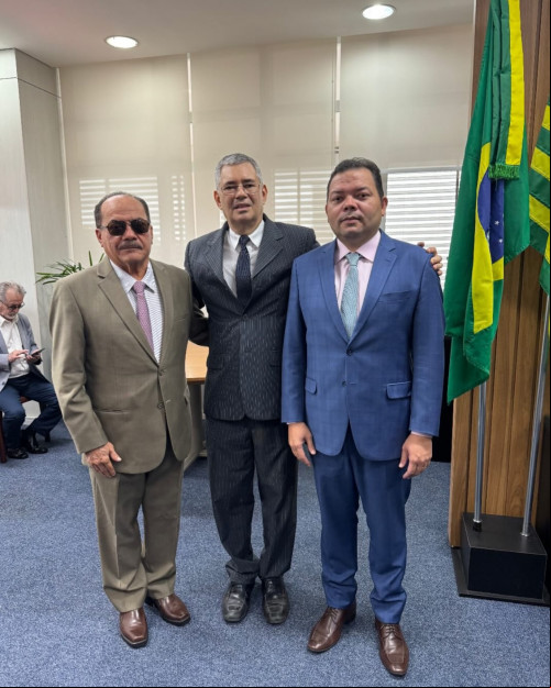 #Posse - Um click do desembargador Raimundo Eufrásio, o desembargador Lirton Nogueira, que tomou posse istrativa na manhã de hoje (28), e o juiz do TRE/PI, Daniel Alves. Chics!!! - (Arquivo Pessoal)