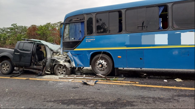 Colisão entre ônibus e caminhonete em Lagoa do Piauí - (Divulgação PRF)